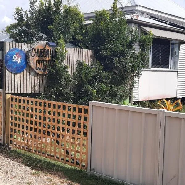 CHURCHILL COTTAGE- 94 Churchill St Maryborough QLD，位于玛丽伯勒的酒店