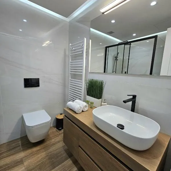 Modern Garden View Apt in Voula, Athens - Luxe, hotel in Athens