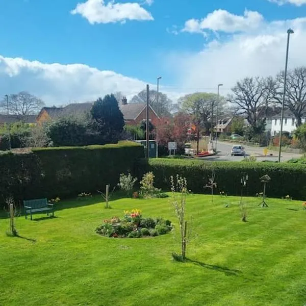 Spacious self contained flat in superb location, hotel in Lymington