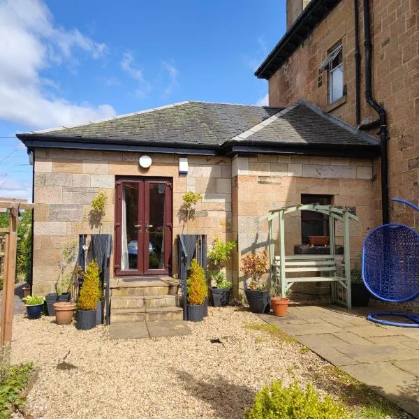 Beautiful self contained apartment with garden, hotel in Glasgow