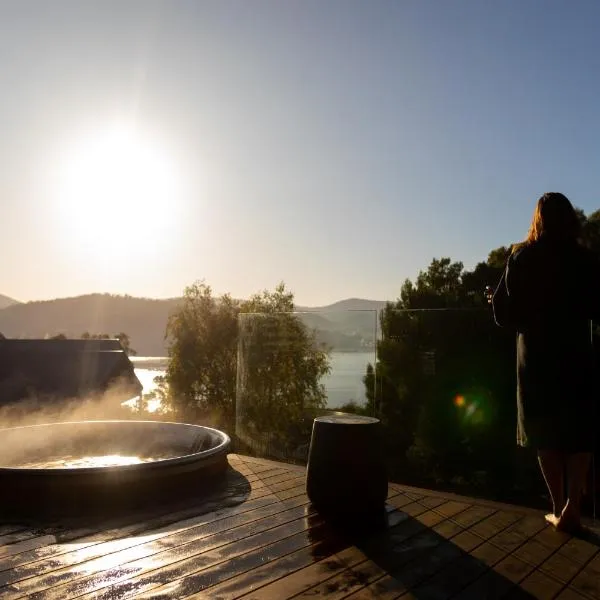 Woodland Bay Retreat-Hot tub,Sauna and Bayview Retreat, hotel in Lymington