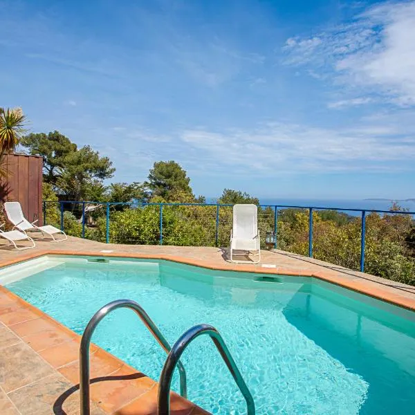 Maison Gaou Bénat Piscine Vue mer, hotel in Bormes-les-Mimosas