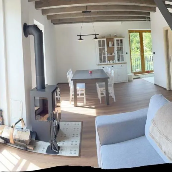 U Králíka, apartmán H, 3 samostatné ložnice - mezonet, 3 vlastní parkovací místa, v klidu, přitom v centru zábavy, hotel in Dolní Morava