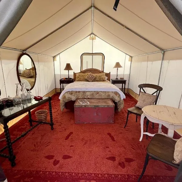 Cosmo Glamping Tent at Zenzen Gardens, hotell sihtkohas Paonia