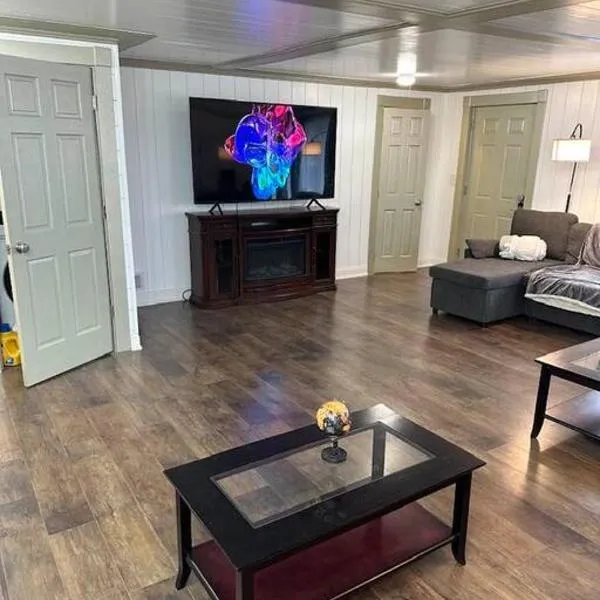 Hot Tub 5 beds, hotel in Moorhead