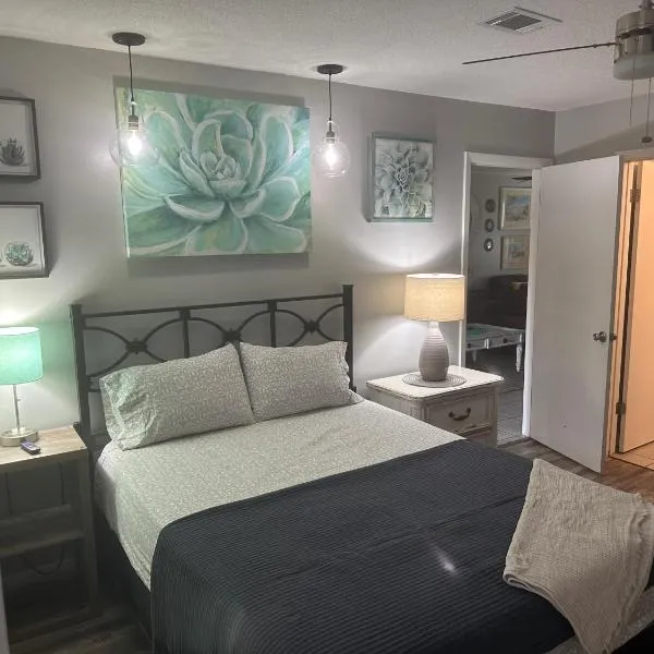 Destin-y 30A Beach Retreat Self Checkin - Huge Private Backyard Deck with Outdoor Shower، فندق في شاطئ سانتا روزا
