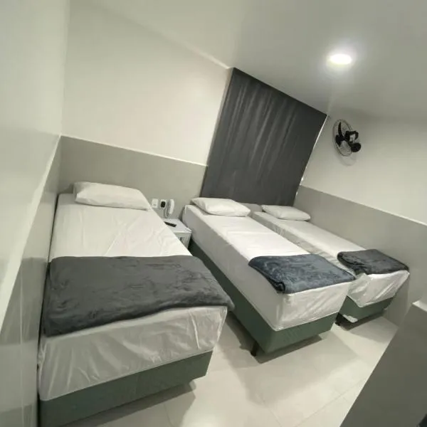 Suíte com banheiro privativo em Pousada recém construída,a 500mts do pátio do forró, hotel in Caruaru