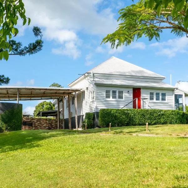 Thirlestane Farm Cottage & Barn, hotel in Cooroy