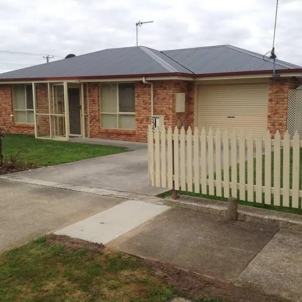 RELAX on Ronald Street, Hotel in Devonport