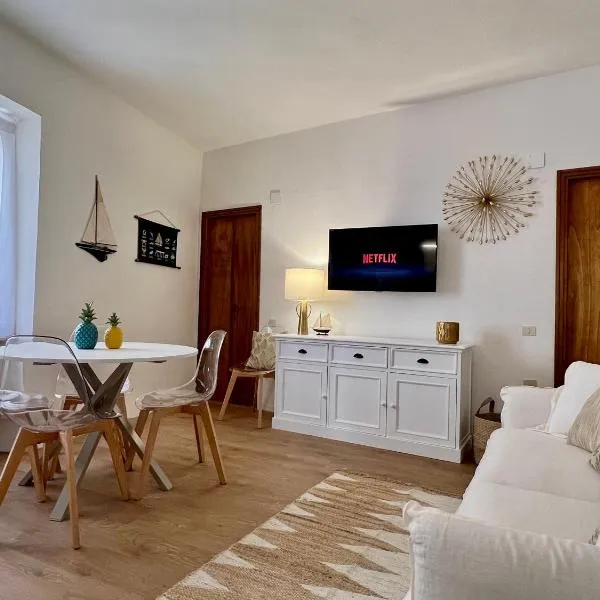 NUOVO Luminoso a 100 passi dalla piazza、Rio nellʼElbaのホテル