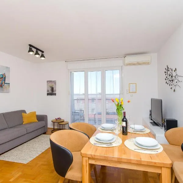 Apartment Smile with secure private garage, ξενοδοχείο στο Σπλιτ