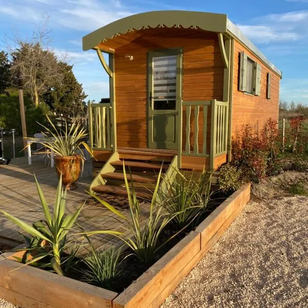 LA ROULOTTE DE MOUCHOU, hotel v Saintes-Maries-de-la-Mer