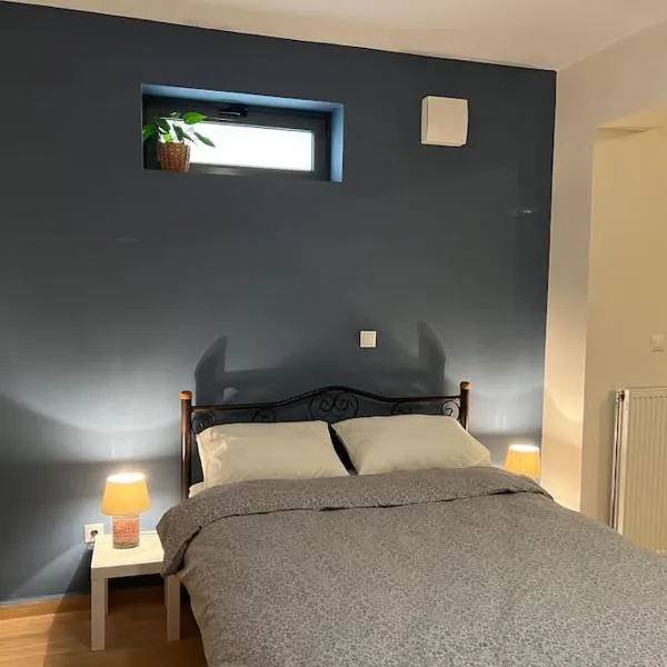 Spacious apartment 3’ from beach, ξενοδοχείο στη Στούπα