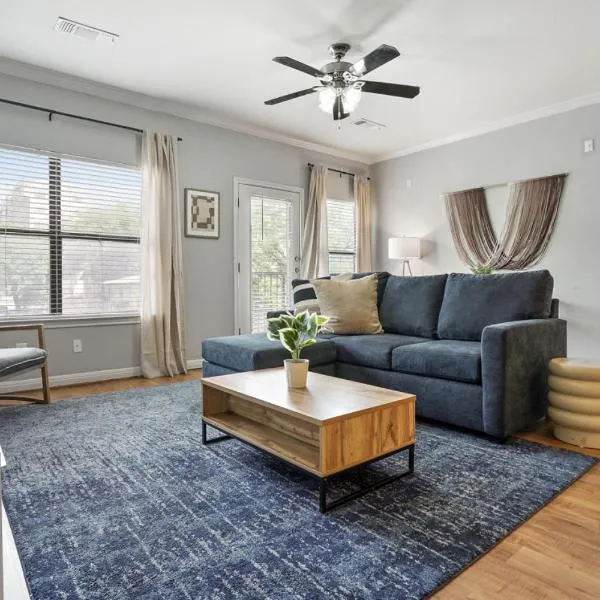Charming and Spacious Apt in Austin with a Pool，位于奥斯汀的酒店