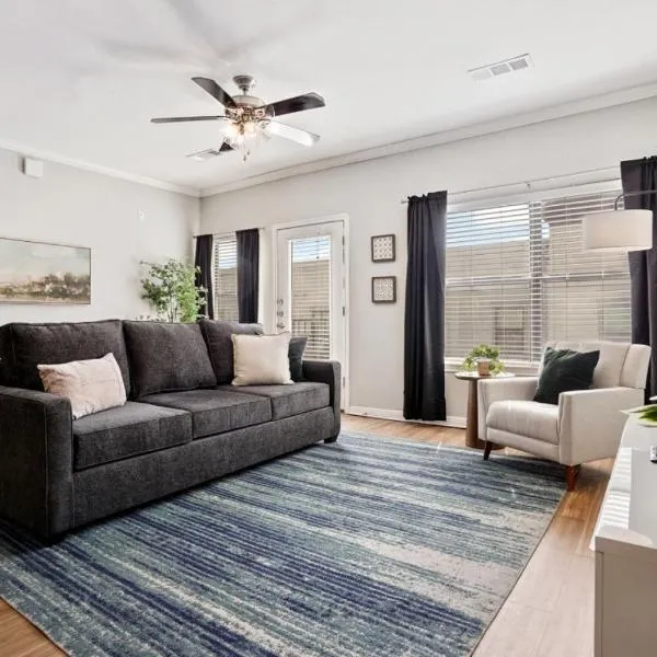 King Beds and Memory Foam Sleeper in Vibrant ATX Apt，位于奥斯汀的酒店