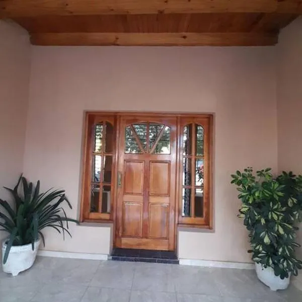Casa amplia y cómoda, готель у місті Хенераль-Альвеар