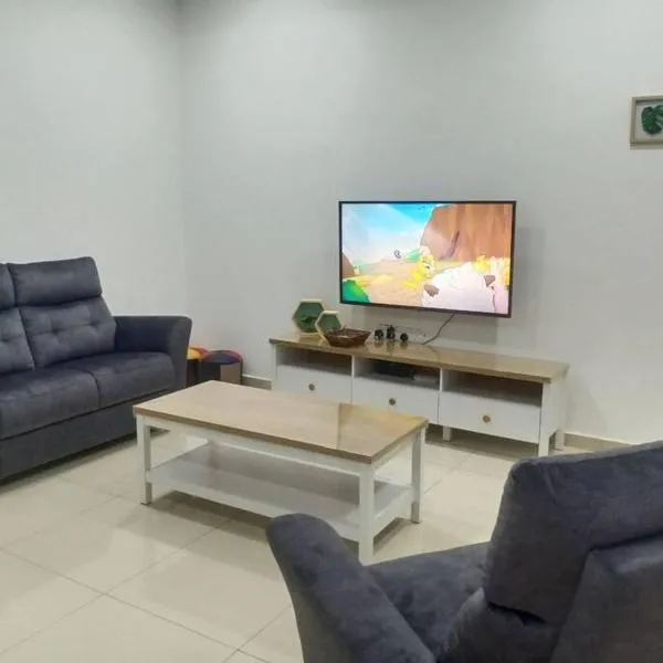 Sakura homestay 5 bedrooms - Spring Lopeng 14 pax, hotel in Miri