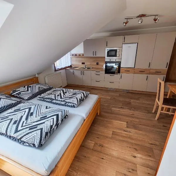 Malostranská restaurace, hotel v destinaci Lišov