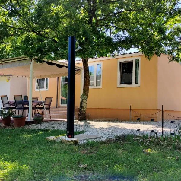 Tiny house Dora, Hotel in Marčana