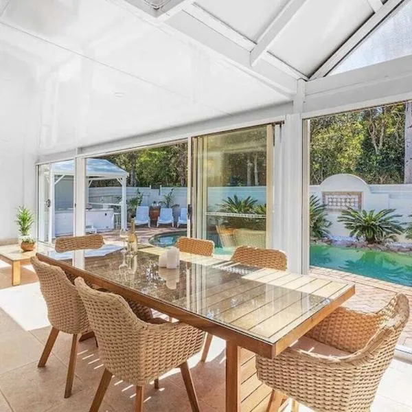 Aquablue Holiday Home - Hot Spa & Pool - 2m Walk to Beaches, hotel v destinaci Corlette