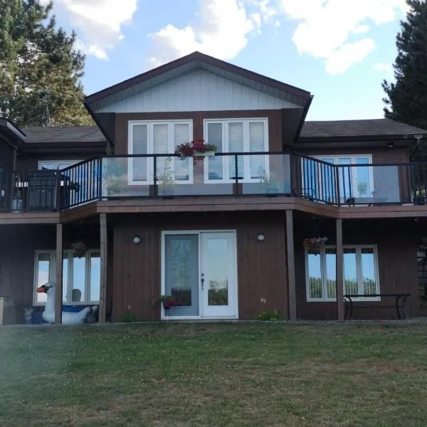 Peaceful restful & fun on the water, hotel u gradu Golden Lake