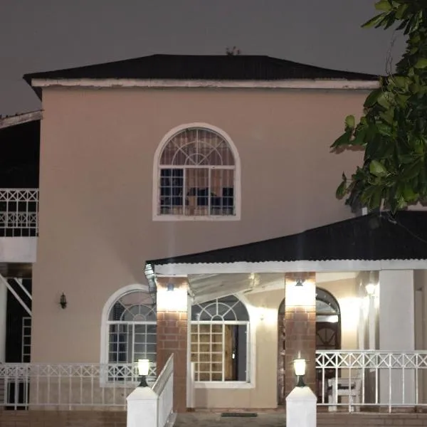 Captains Villa - where Lake Malawi and Shire River meet, historical hotel at waterfront next to the Lake Museum in Mangochi Town, ξενοδοχείο σε Mangochi