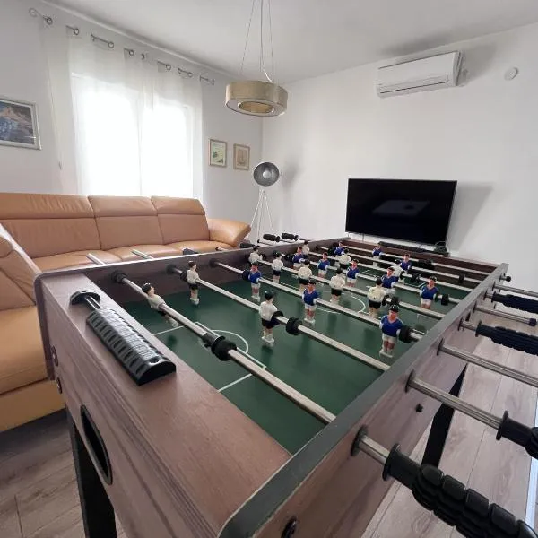 Spacious 4 bedroom apartment with free parking lot, ξενοδοχείο σε Novalja