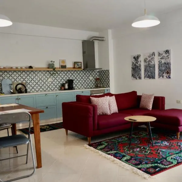 Lovely 2 bedroom condo with free parking, hotel v destinaci Vlorë