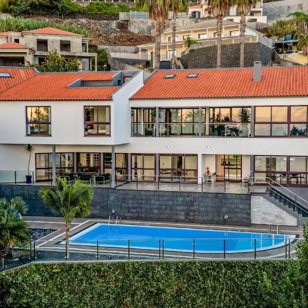 Ample villa with pool and gorgeous ocean view, hotel v destinaci São Gonçalo