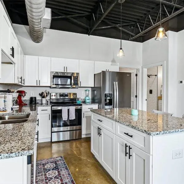 Brand New Condo near downtown Nash w washer dryer, hotel in Nashville