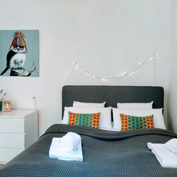 Central 2 bedroom flat for families & calm guests, hotell i Berlin