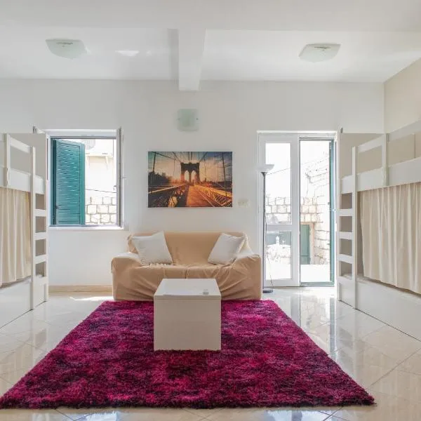 Love Dubrovnik Hostel, ξενοδοχείο στο Ντουμπρόβνικ