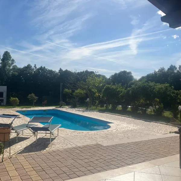 Countryside villa with pool, hotel em San Sperate