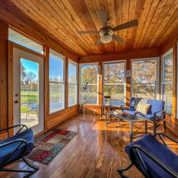 Charming Lake Geneva, Wisconsin 3BR/2Bath Home - Shagbark Waters、レイク・ジェニーバのホテル