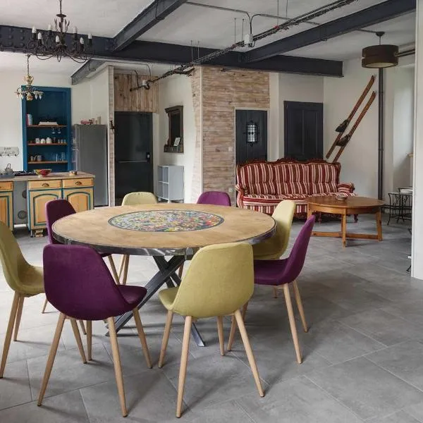 L'Ancienne Colonie - maison conviviale au bord de la Gazeille - 8 pers, Hotel in Le Monastier sur Gazeille