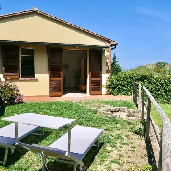 Chalet Elena in Montescudaio, ground floor with fenced garden, hotel v destinaci Montescudaio
