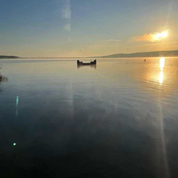 FeWo mit 3 SZ, direkte Innenstadtlage, Südterrasse, Parkplatz auf dem eigenem Privatgrundstück, 2x E-Bike und E-Autoladesäule inklusive, Konzertkirche, Schauspielhaus, FH, Jahnsportforum sowie der Tollensesee sind fußläufig in ein paar Minuten erreichbar – hotel w mieście Neubrandenburg