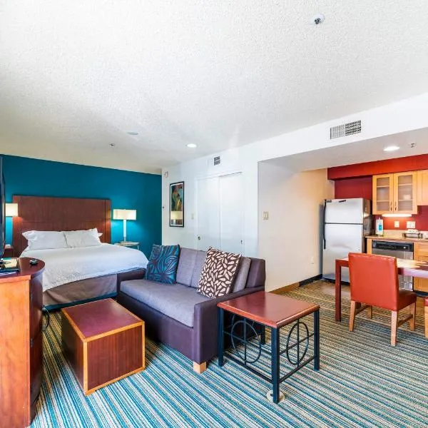 Metro PHX STUDIO QUEEN sleeps 4 HEATED POOL，位于凤凰城的酒店