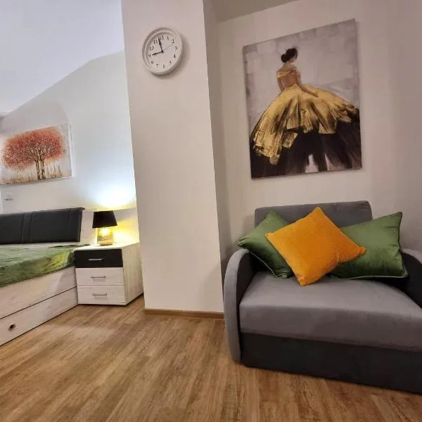 Romantické studio v podkroví na Velkém náměstí, Wi-Fi, Netflix, hotel in Hradec Králové