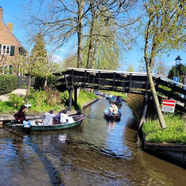 B&B Villa Giethoorn - canalview, privacy & parking, Hotel in Giethoorn