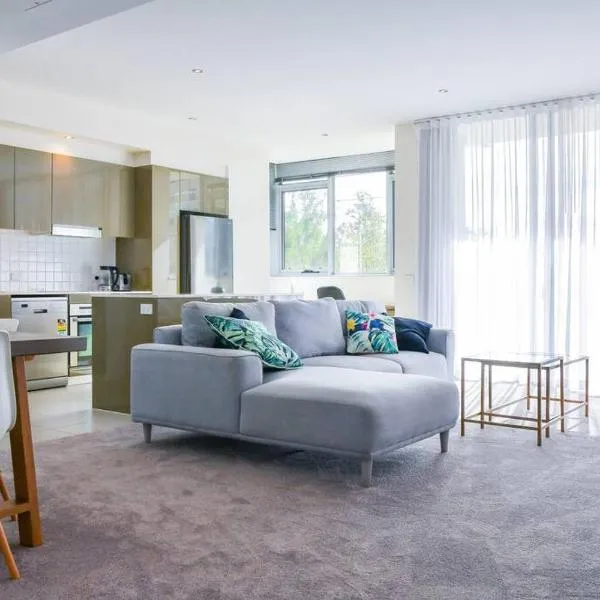Spacious sun-drenched apartment, centrally located, hotel in Canberra