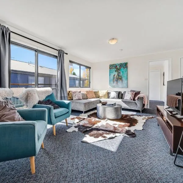 Silvertrees 4 - Central 3BR Townhouse l Spa Bath l BBQ l WiFi, Hotel in Jindabyne