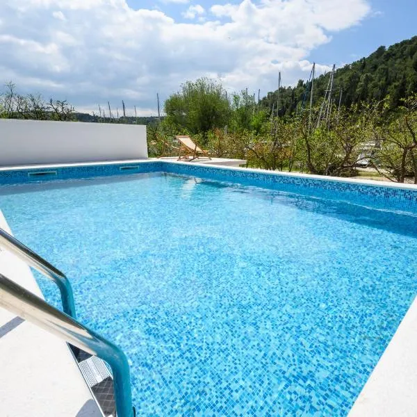 Mila and Jurija Formenti 2 apartments in heart of nautic marina, with heated swimming pool, bikes, Sup, kajak, Hotel in Skradin