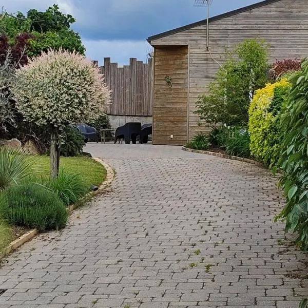 Chalet 38 m2, au calme reposant, près du puy /fou, hôtel à Saint-Pierre-des-Échaubrognes
