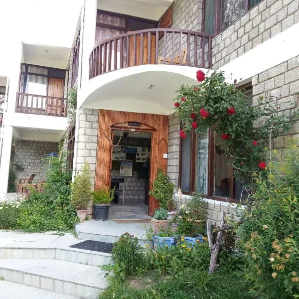 Tourist Hotel 10 minutes walking distance from the mall, hotel v destinácii Manāli