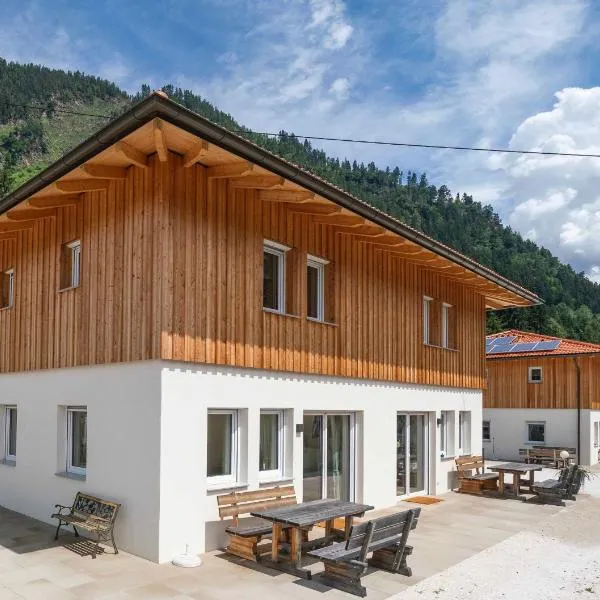 1Schönes Ferienhaus im sonnigen Kärnten, hotel in Döbriach