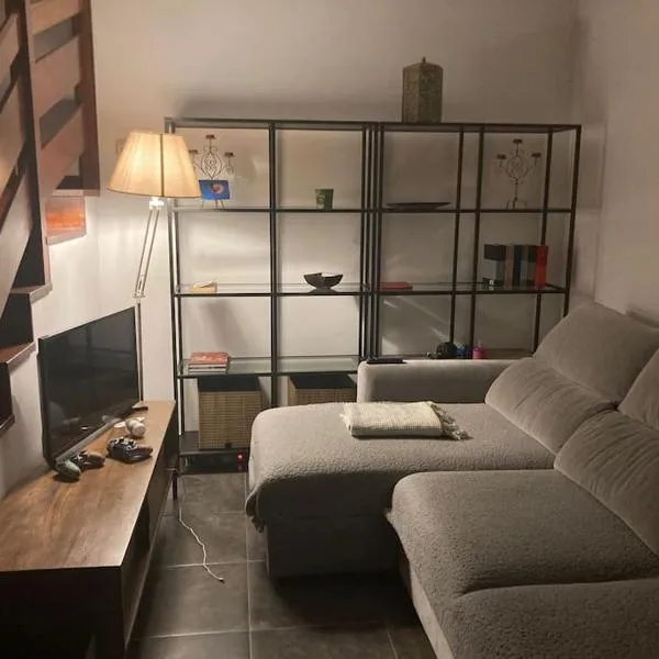 Chalet con piscina entre Liencres y Suances, hotel in Cudón