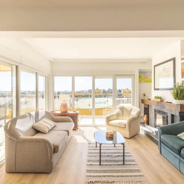 OceanFront & Big Terrace Private Condo, hotel em Oeiras