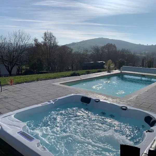 Studio Laina avec piscine, spa optionnel, hotel in Irissarry