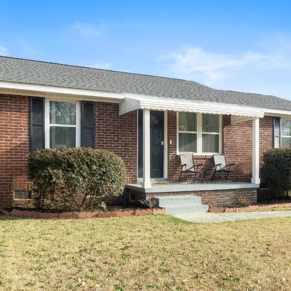 Hangout by firepit near USC with PET, ξενοδοχείο στην Κολούμπια